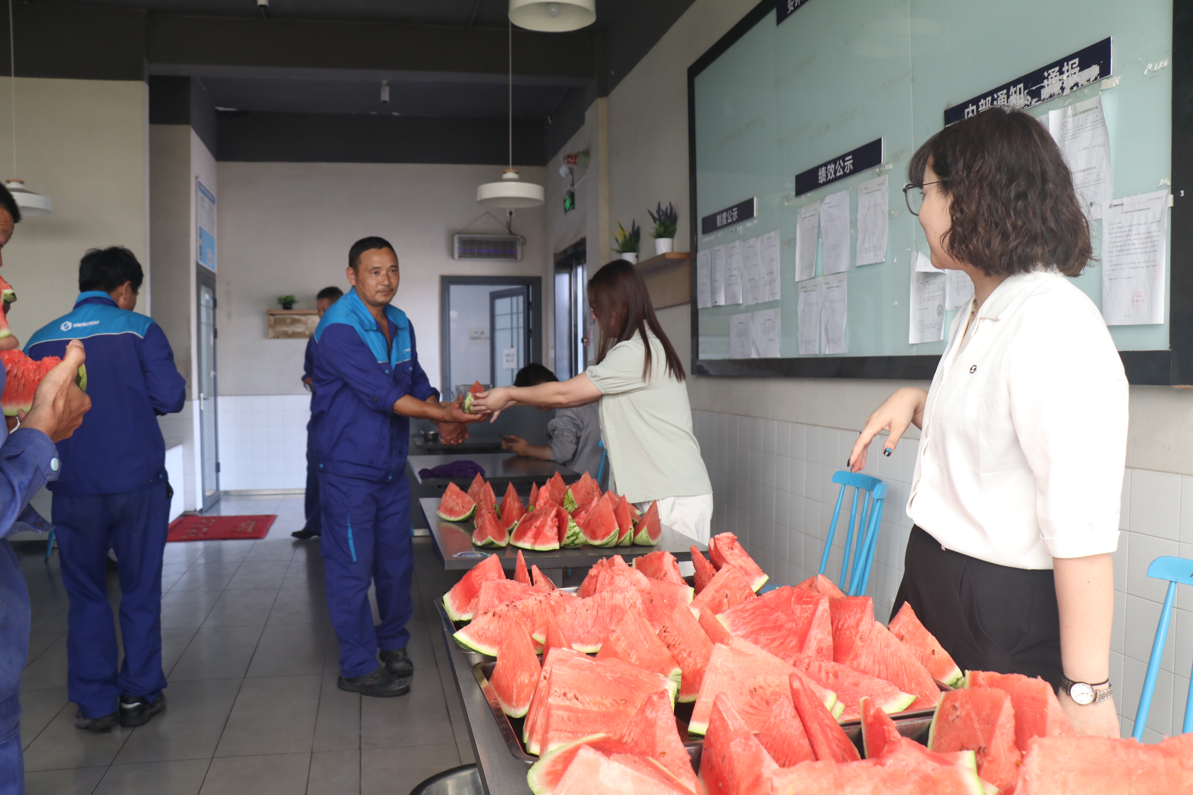 炎炎夏日勞動忙，創新中心送清涼